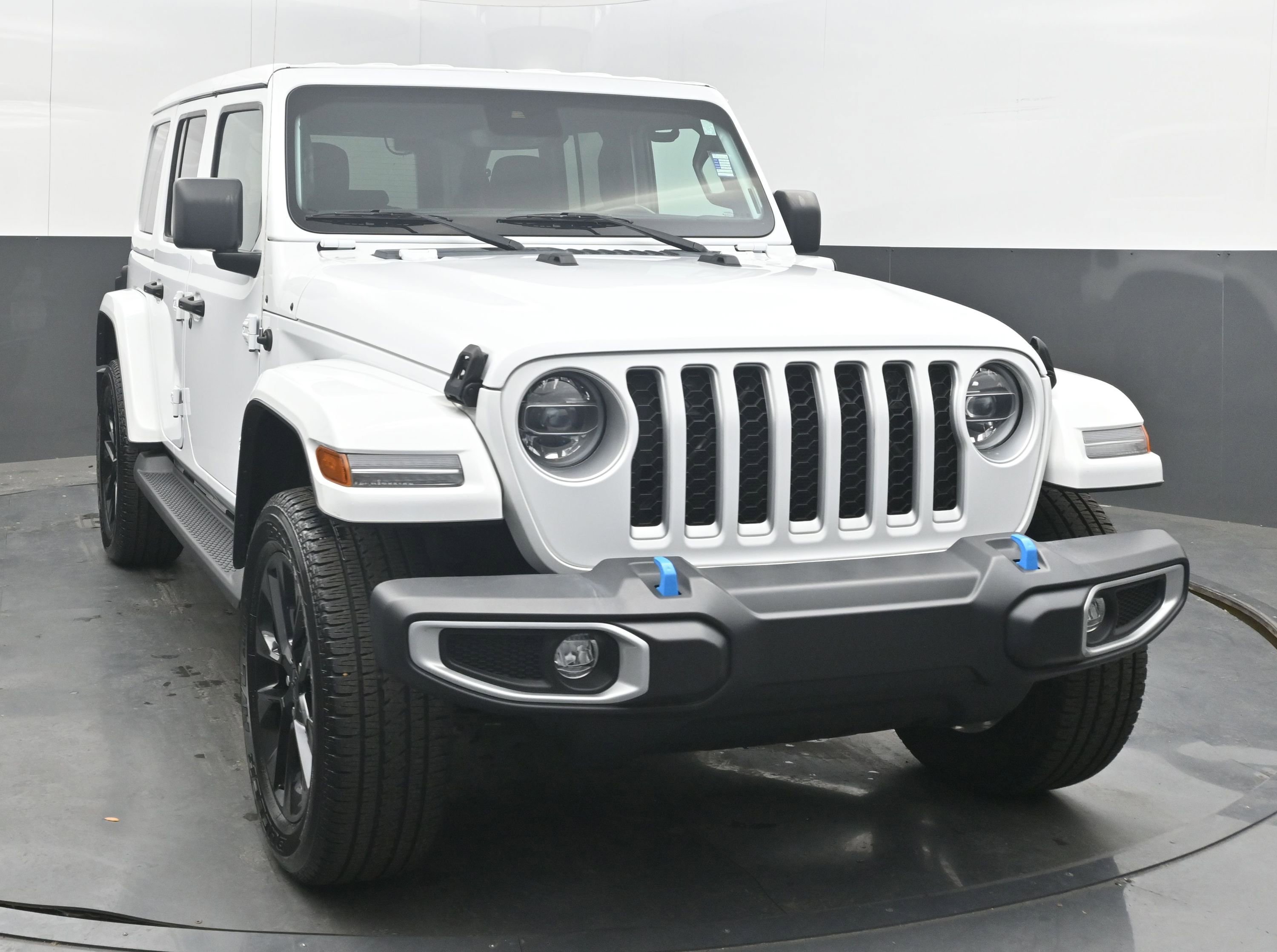 Used 2022 Jeep Wrangler Unlimited Sahara w/ Cold Weather Group AWD/4WD image 3