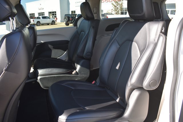 Used 2024 Chrysler Pacifica Limited FWD image 16