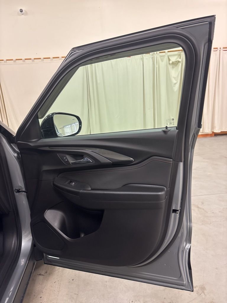Used 2023 Chevrolet TrailBlazer RS w/ Convenience Package image 39
