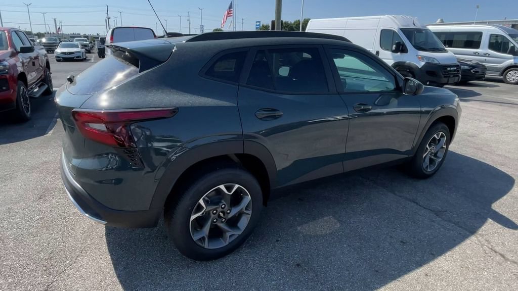 New 2026 Chevrolet Trax LT w/ LT Convenience Package FWD image 2