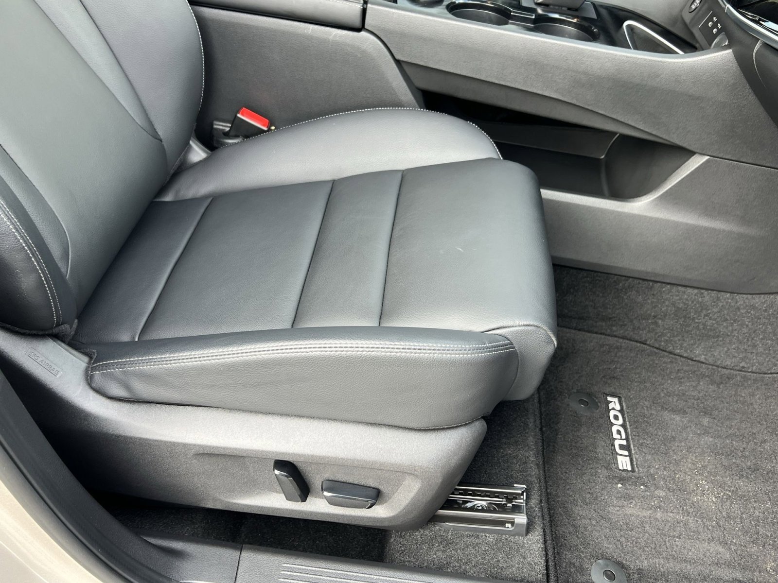 Used 2025 Nissan Rogue SL w/ SL Premium Package image 27