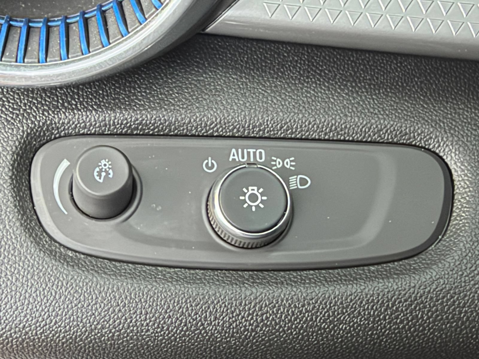Used 2025 Chevrolet Trax LT FWD image 32