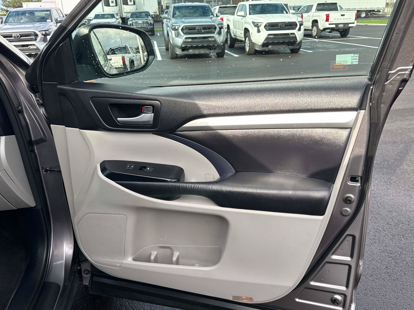 Used 2016 Toyota Highlander XLE w/ Four Season Floor Mat Package AWD/4WD image 22