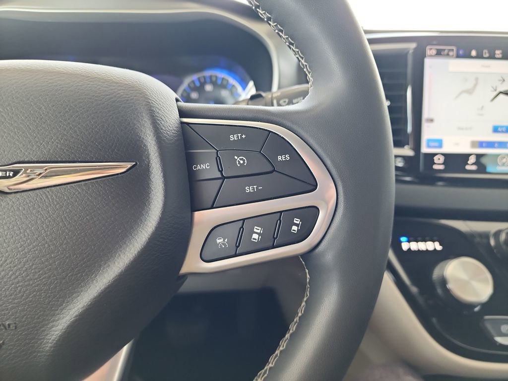 Used 2024 Chrysler Pacifica Touring-L FWD image 24