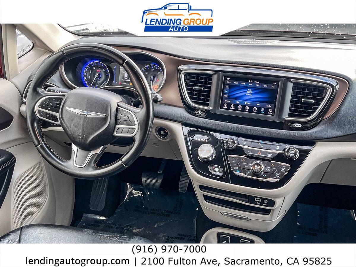 Used 2018 Chrysler Pacifica Touring-L image 12