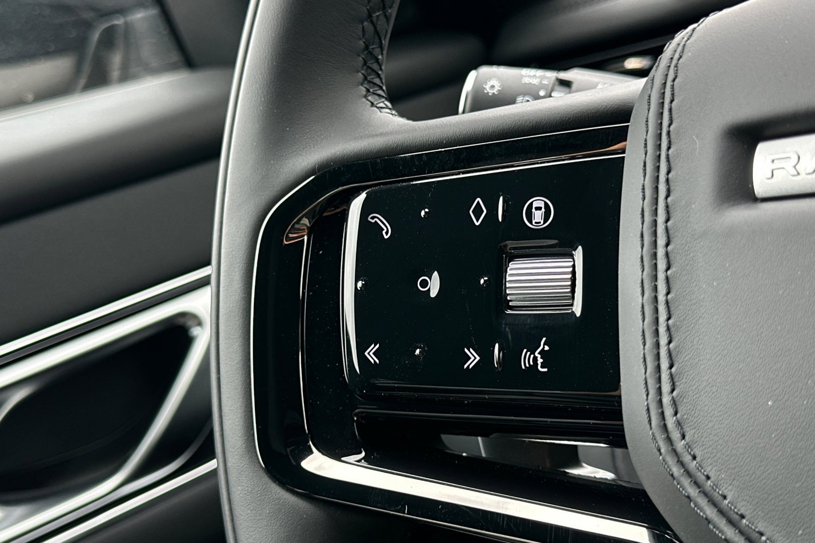 New 2026 Land Rover Range Rover Velar Dynamic SE image 28