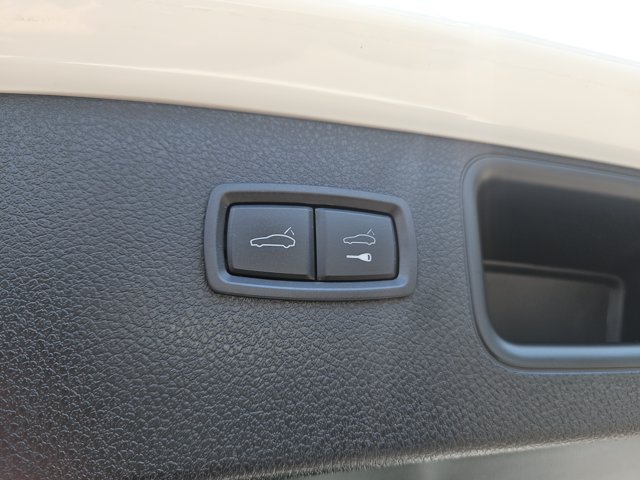 Certified 2021 Porsche Macan AWD/4WD image 17