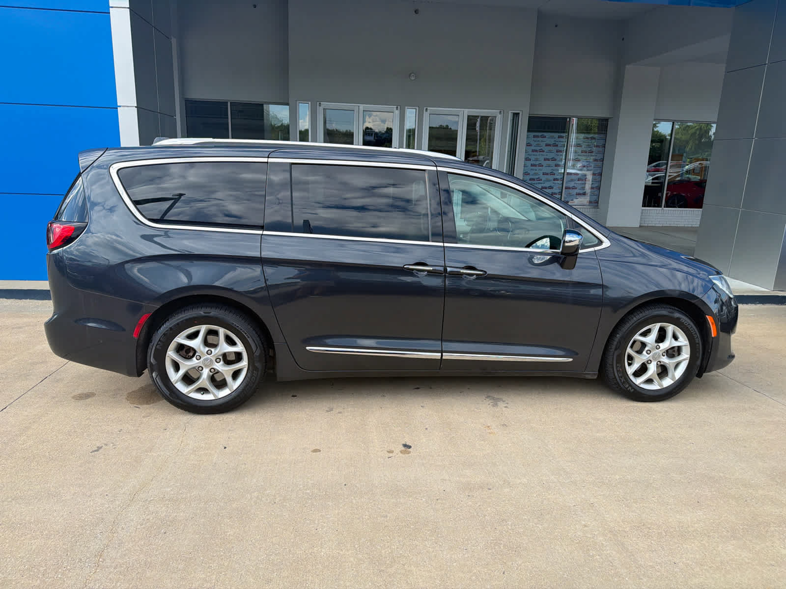 Used 2020 Chrysler Pacifica Limited FWD image 8