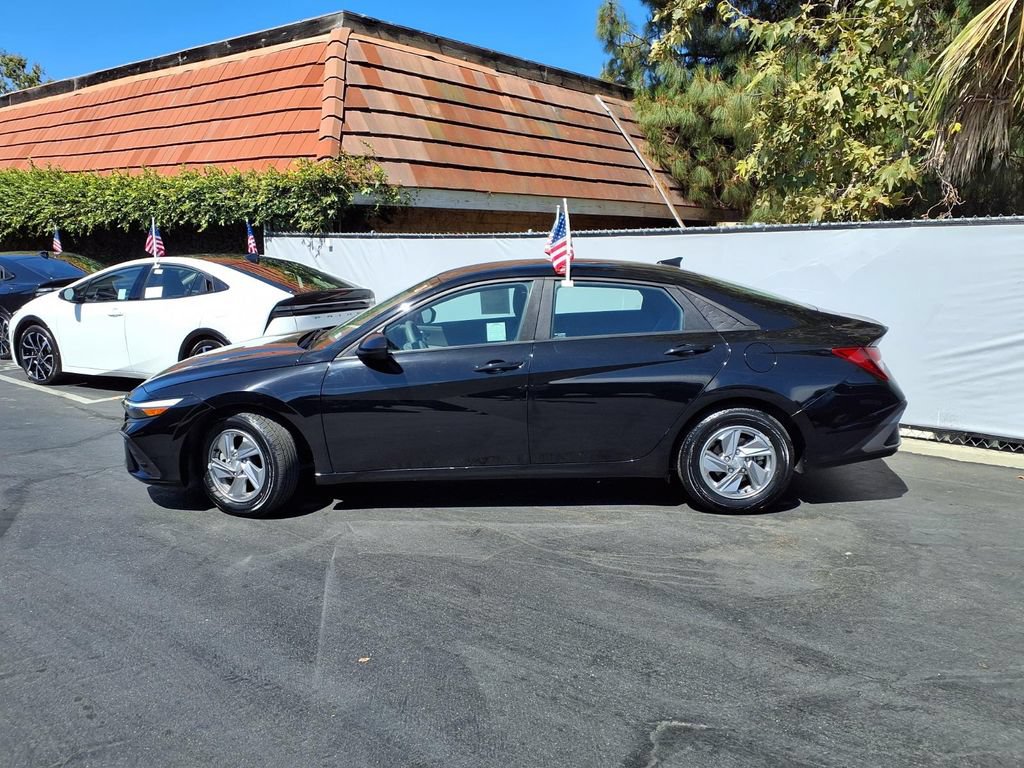 Used 2024 Hyundai Elantra SE FWD image 3