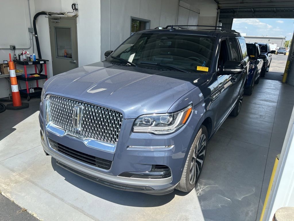 Used 2023 Lincoln Navigator L Reserve AWD/4WD image 2