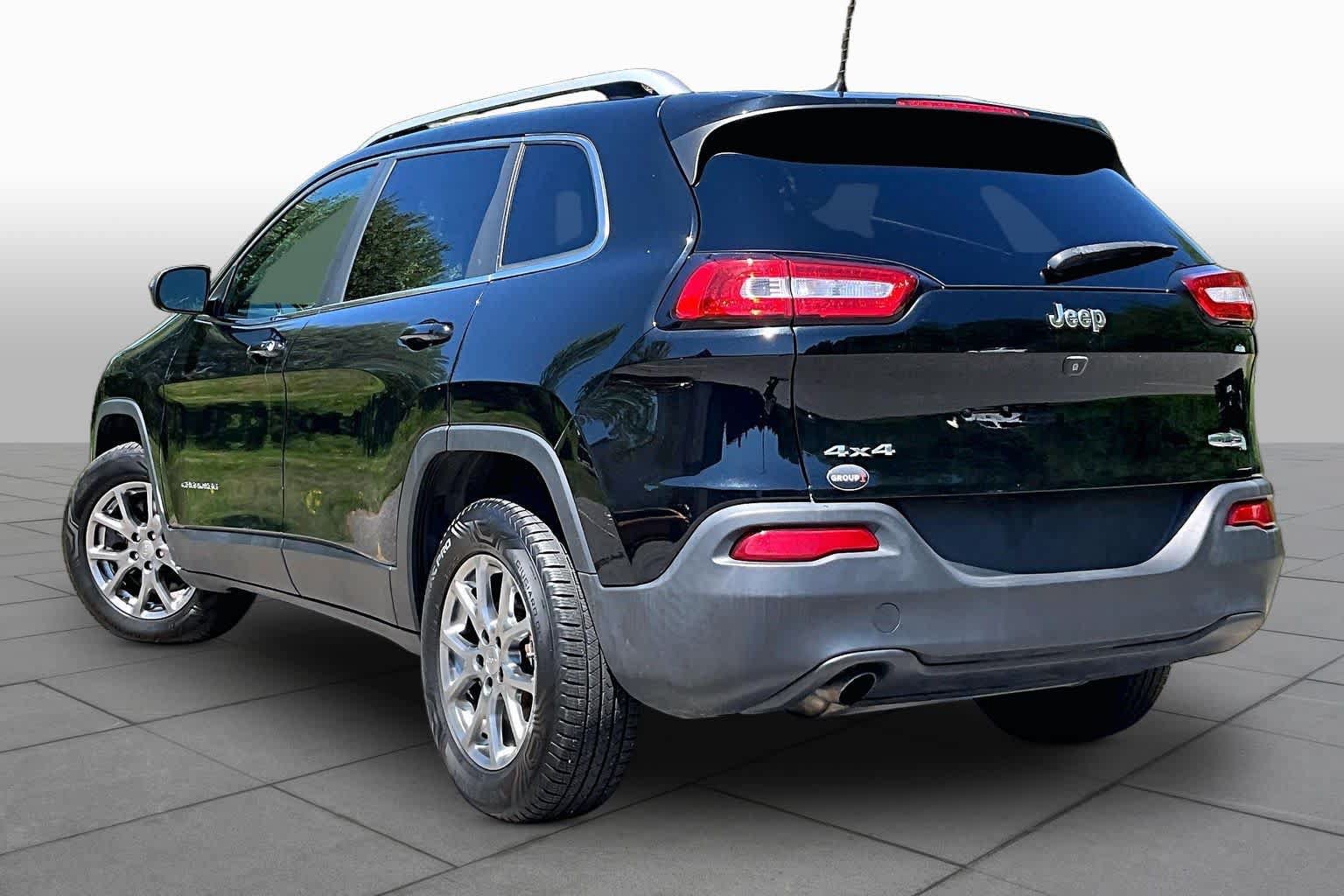 Used 2018 Jeep Cherokee Latitude Plus AWD/4WD image 12