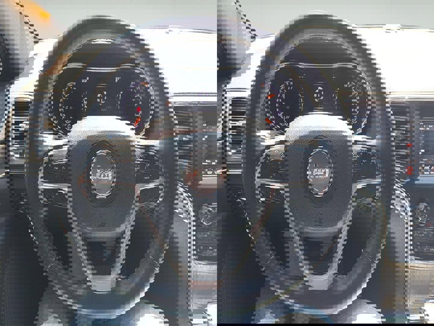 Used 2018 Jeep Grand Cherokee Limited image 16