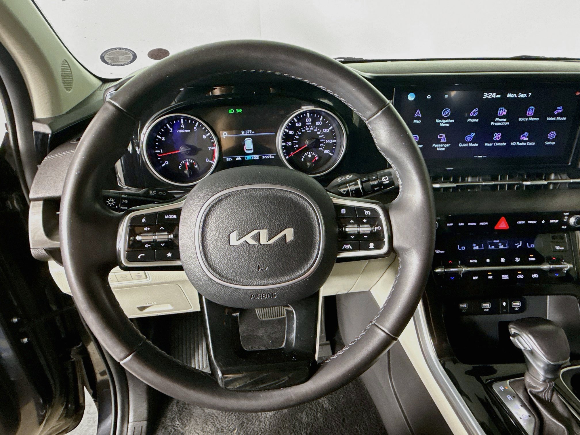 Used 2023 Kia Carnival EX FWD image 11