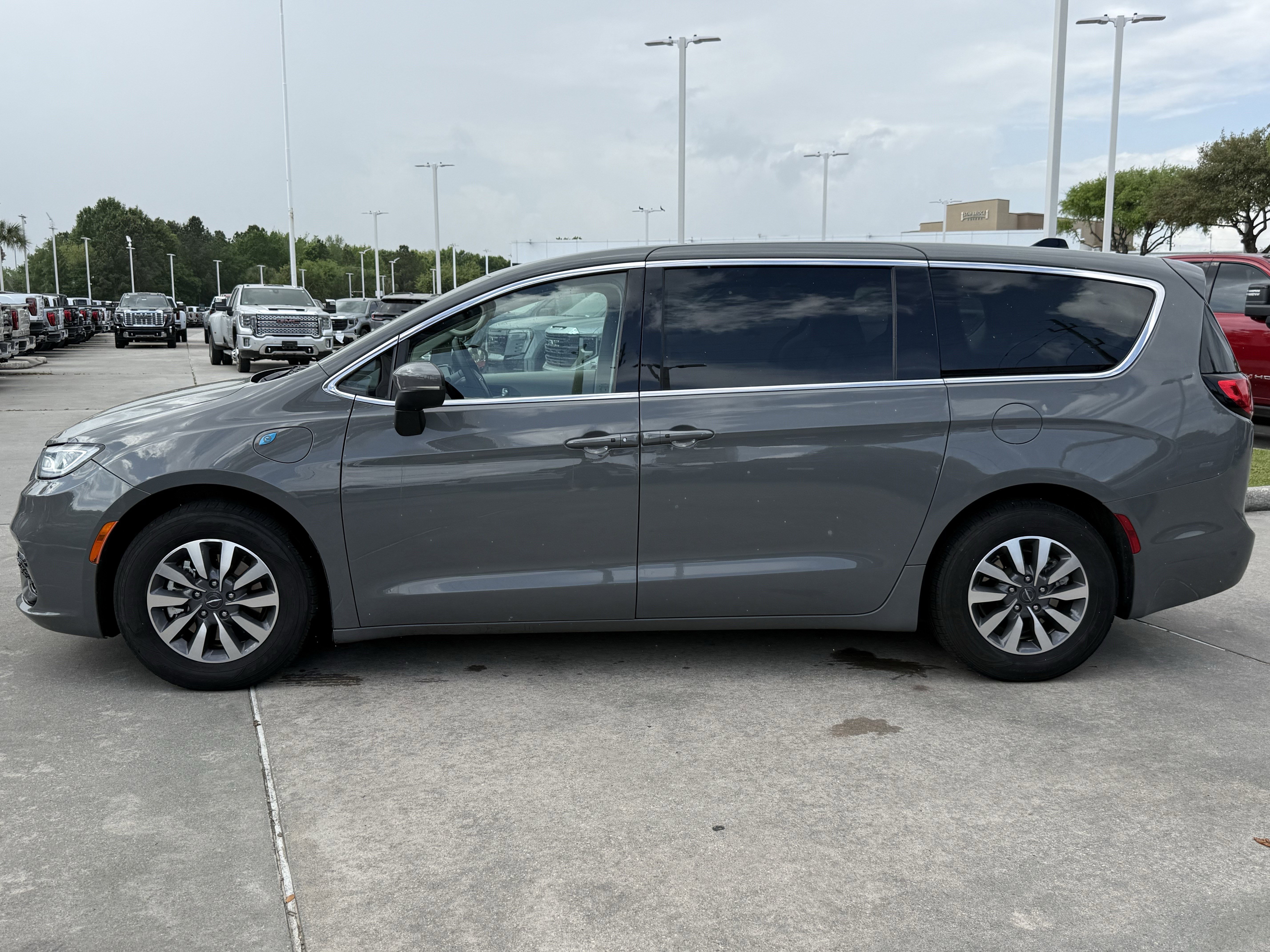 Used 2023 Chrysler Pacifica Touring-L image 10