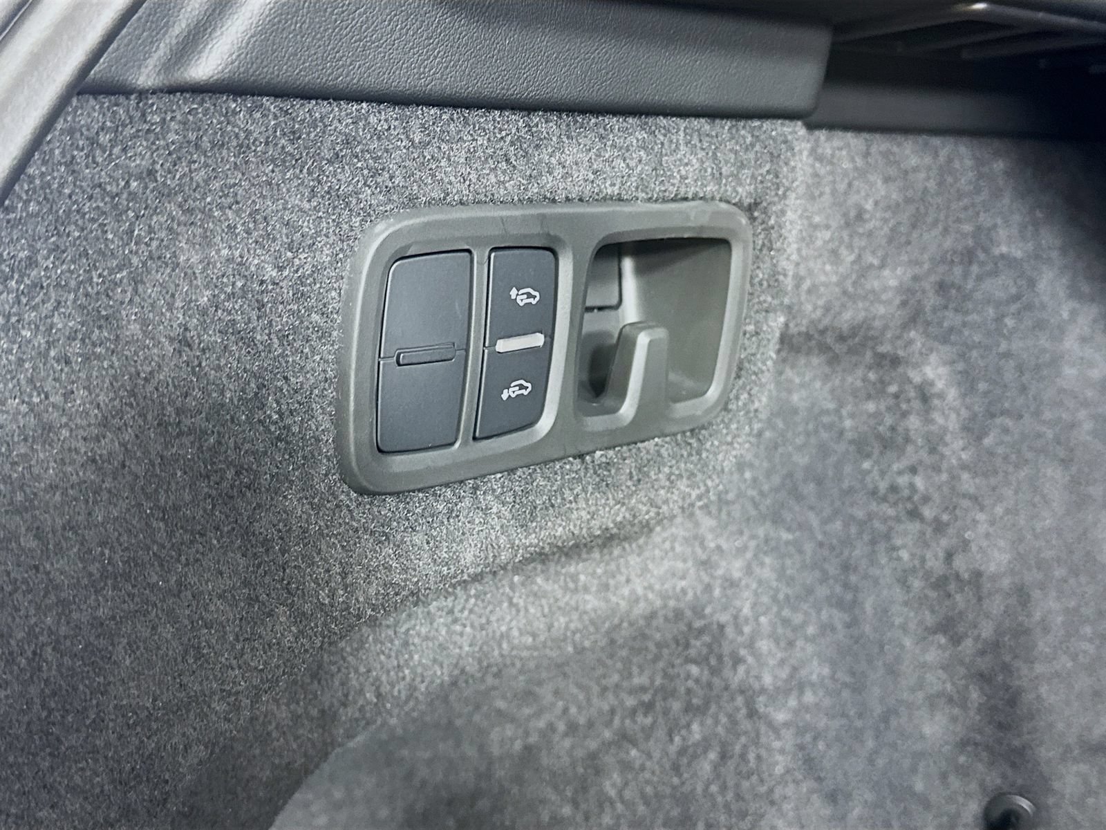 Used 2025 Lamborghini Urus SE AWD/4WD image 60