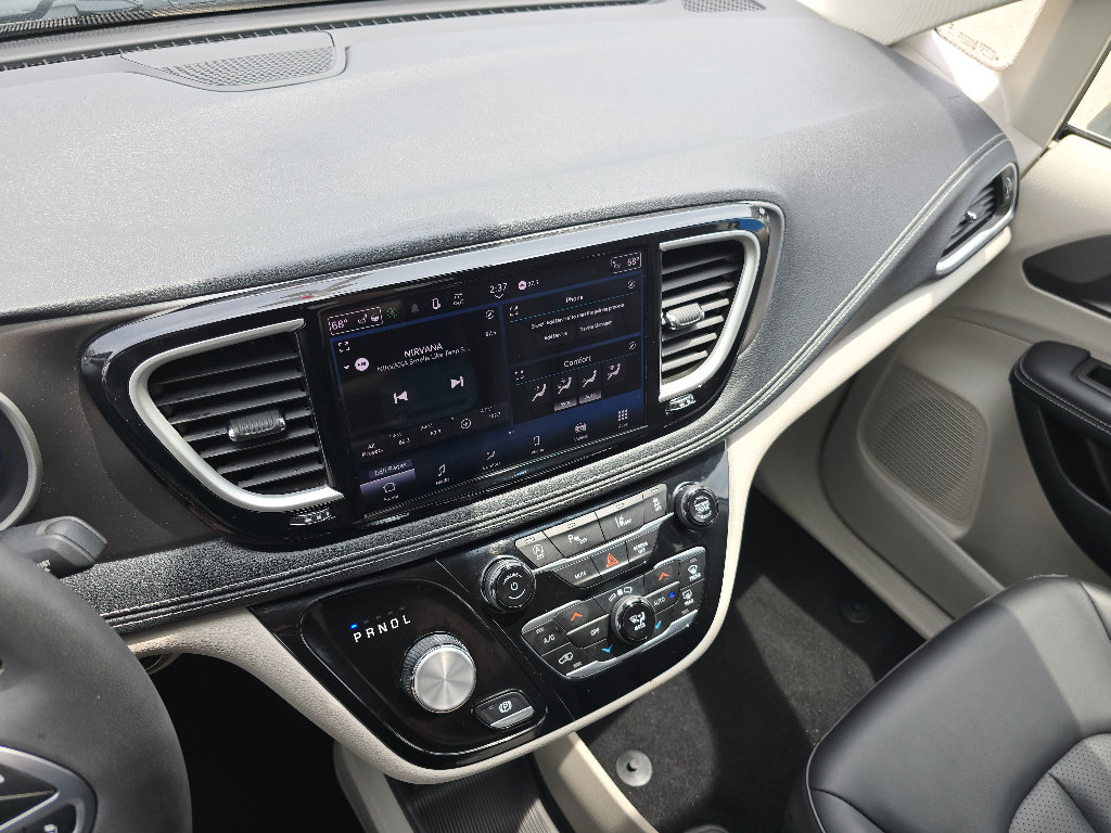 Used 2023 Chrysler Pacifica Touring-L AWD/4WD image 25