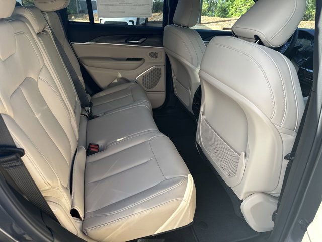 New 2025 Jeep Grand Cherokee Limited w/ Black Appearance Package image 15