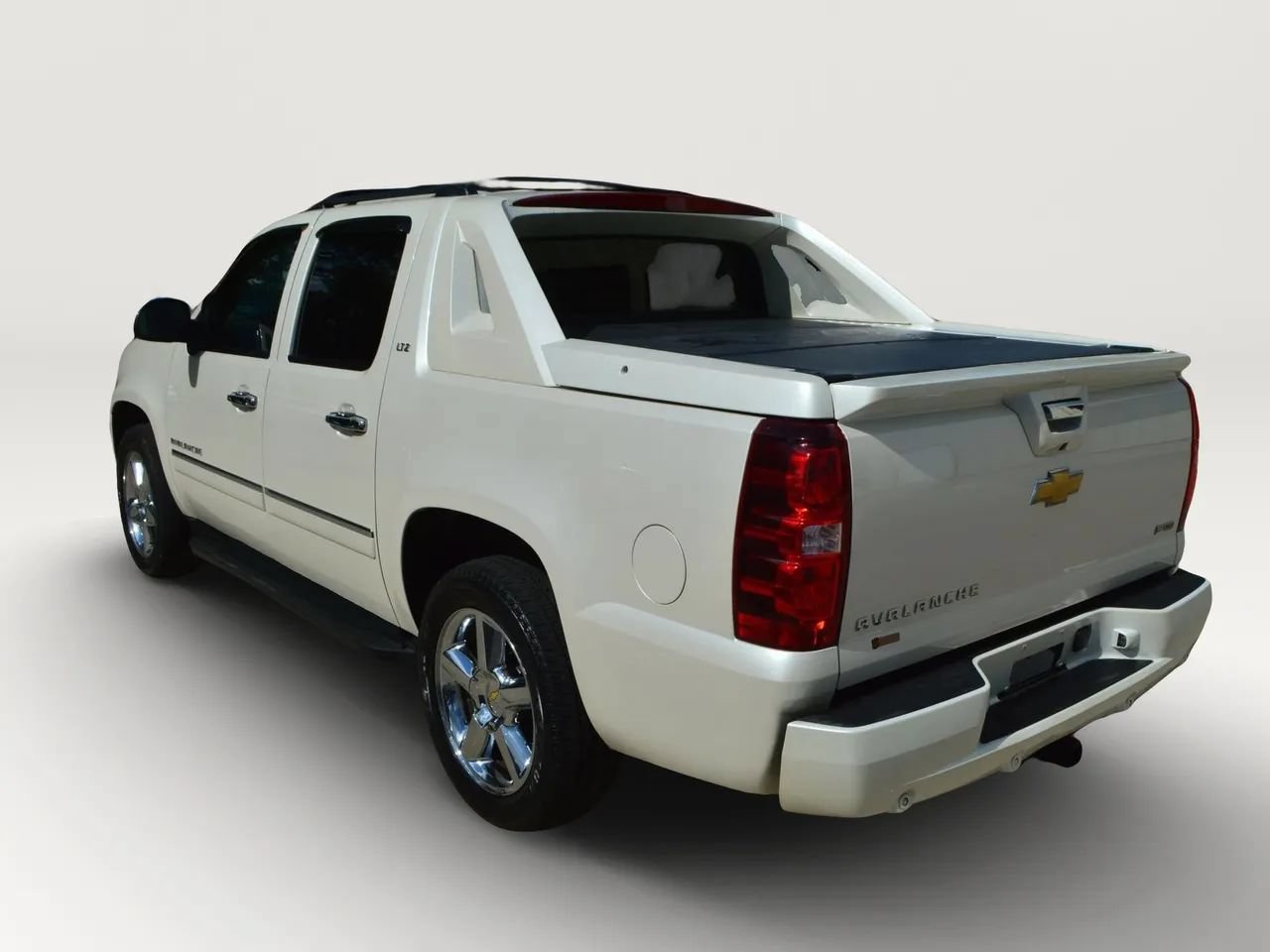 Used 2011 Chevrolet Avalanche LTZ AWD/4WD image 6