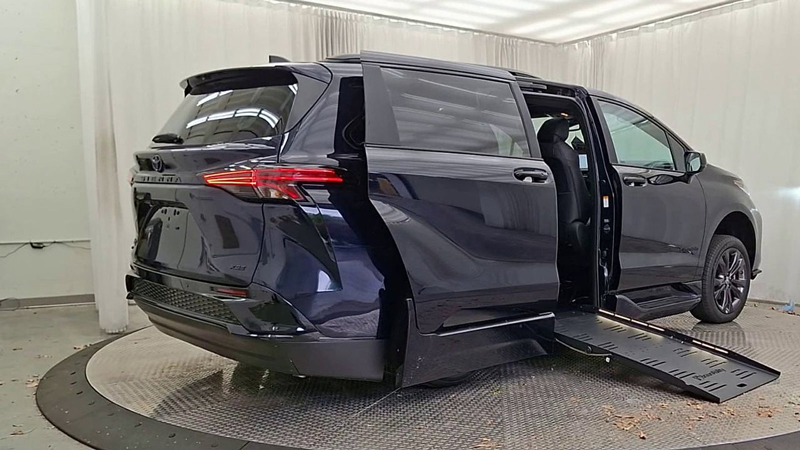 Used 2025 Toyota Sienna XSE image 8