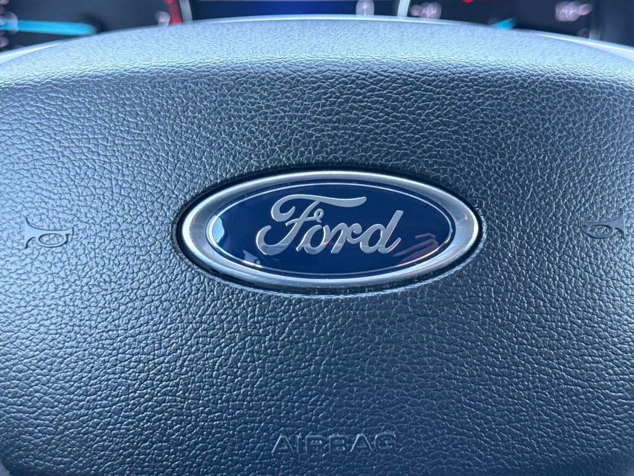Used 2023 Ford Explorer XLT AWD/4WD image 32
