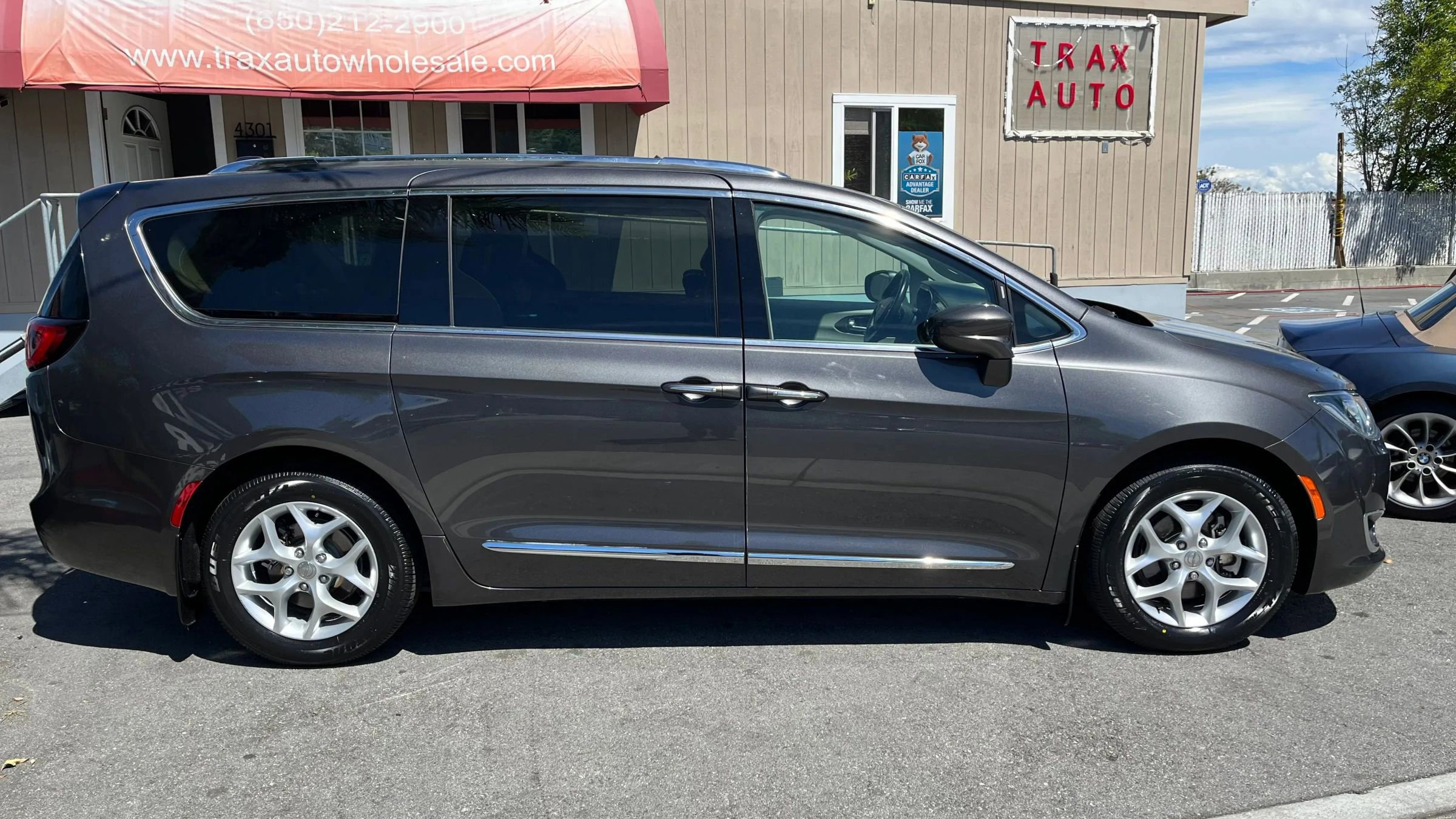 Used 2017 Chrysler Pacifica Touring-L Plus w/ Tire & Wheel Group FWD image 8