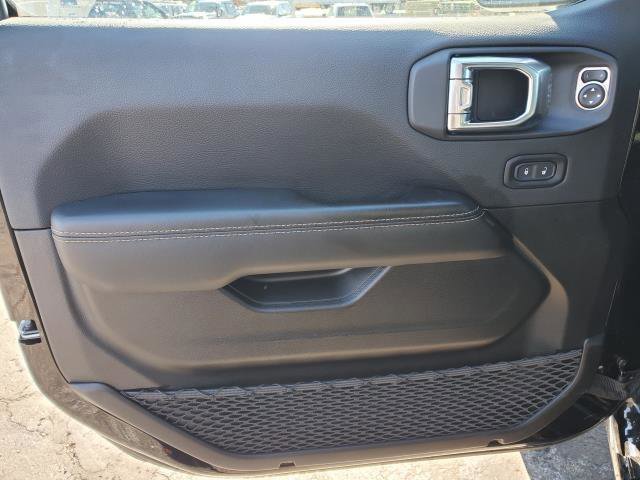 Used 2025 Jeep Wrangler Sahara w/ Safety Group AWD/4WD image 19