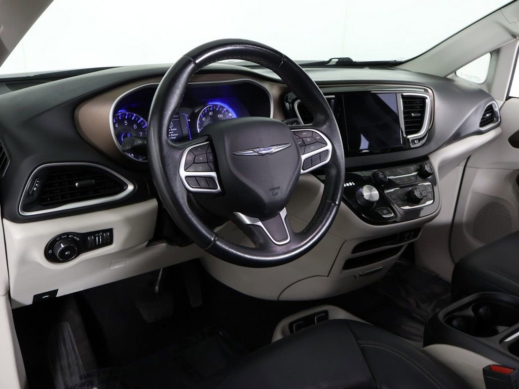 Used 2018 Chrysler Pacifica Touring-L FWD image 25