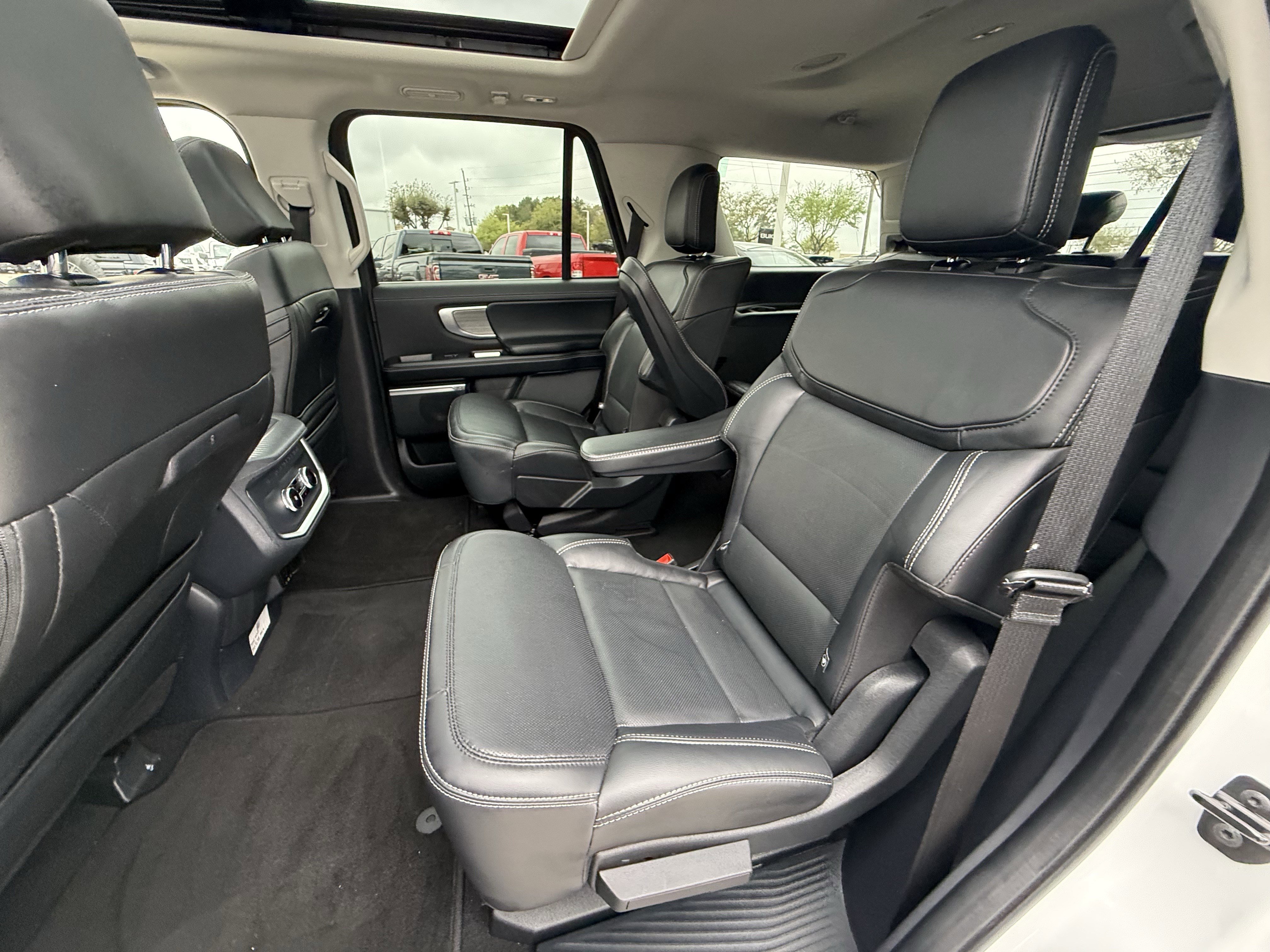 Used 2025 Ford Expedition Platinum image 32
