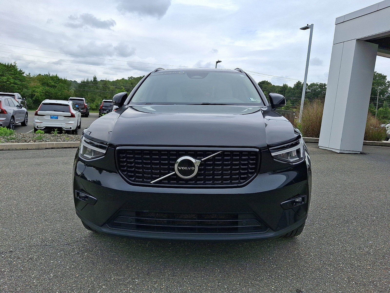 Certified 2023 Volvo XC40 B5 Plus w/ Climate Package AWD/4WD image 2