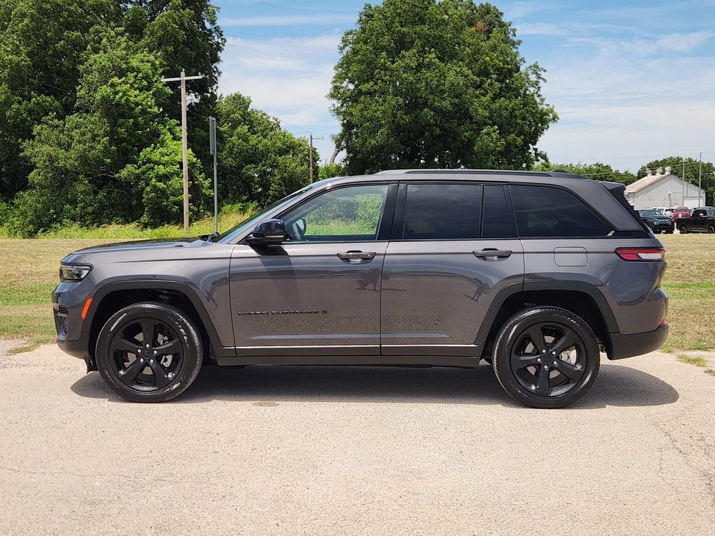 Used 2023 Jeep Grand Cherokee Altitude RWD image 4