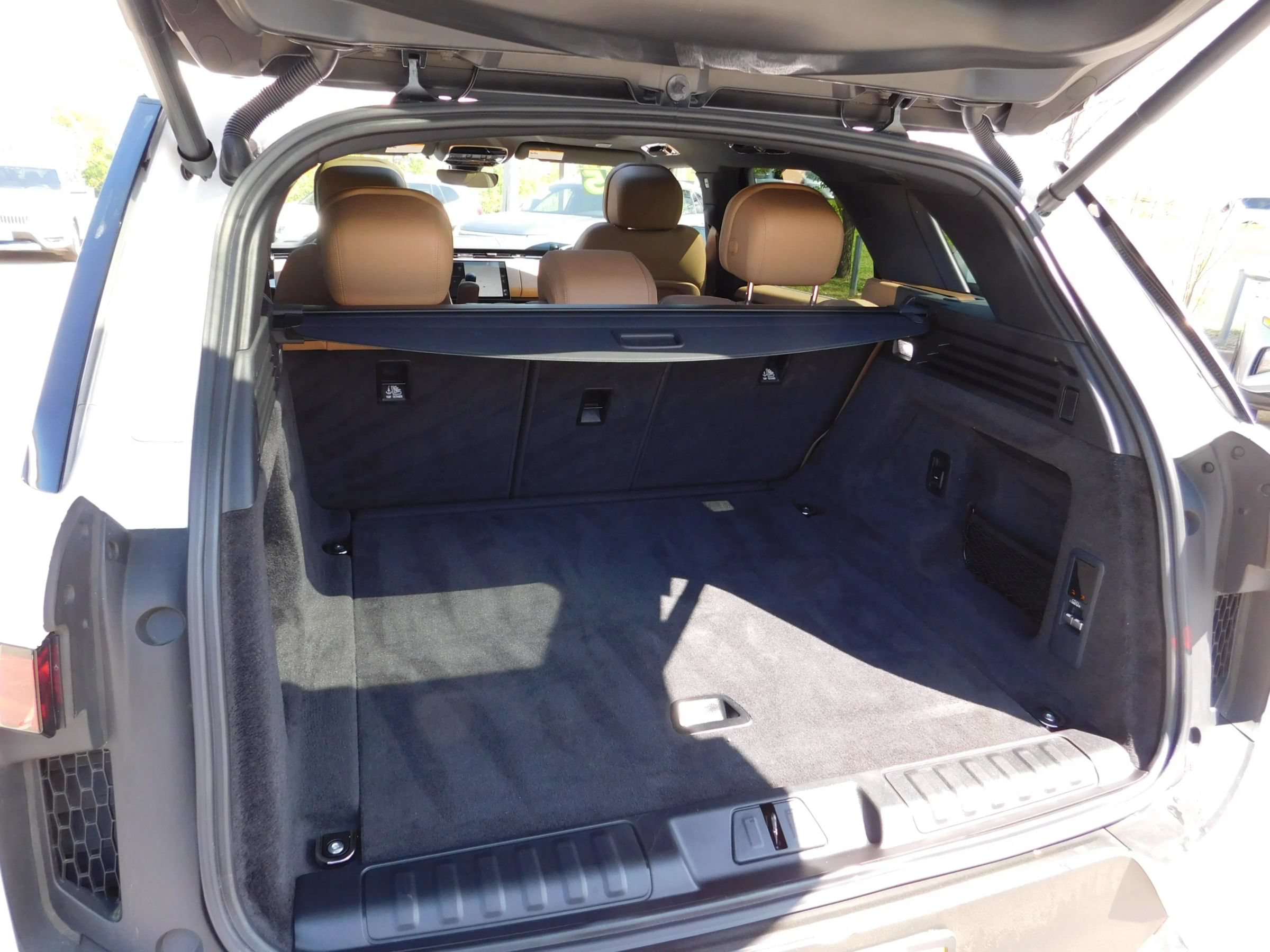 Used 2025 Land Rover Range Rover Sport SE AWD/4WD image 9