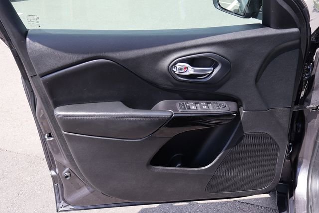 Used 2020 Jeep Cherokee Latitude Plus AWD/4WD image 18