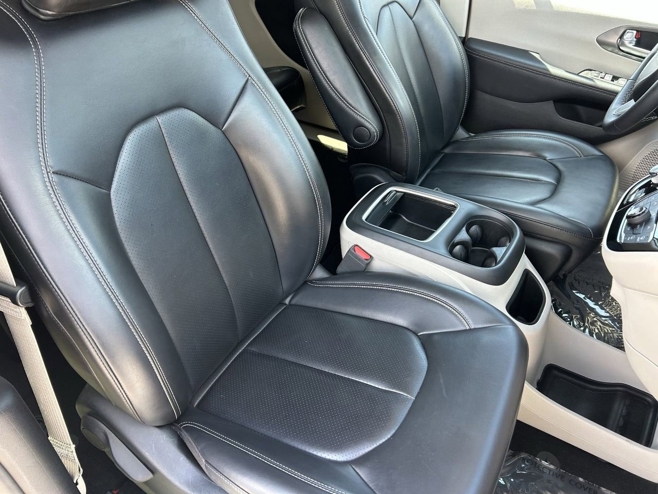 Used 2023 Chrysler Pacifica Touring-L image 11