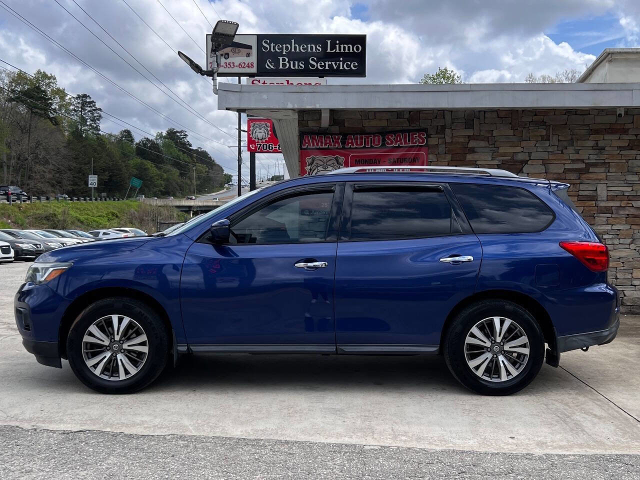 Used 2017 Nissan Pathfinder SV image 3