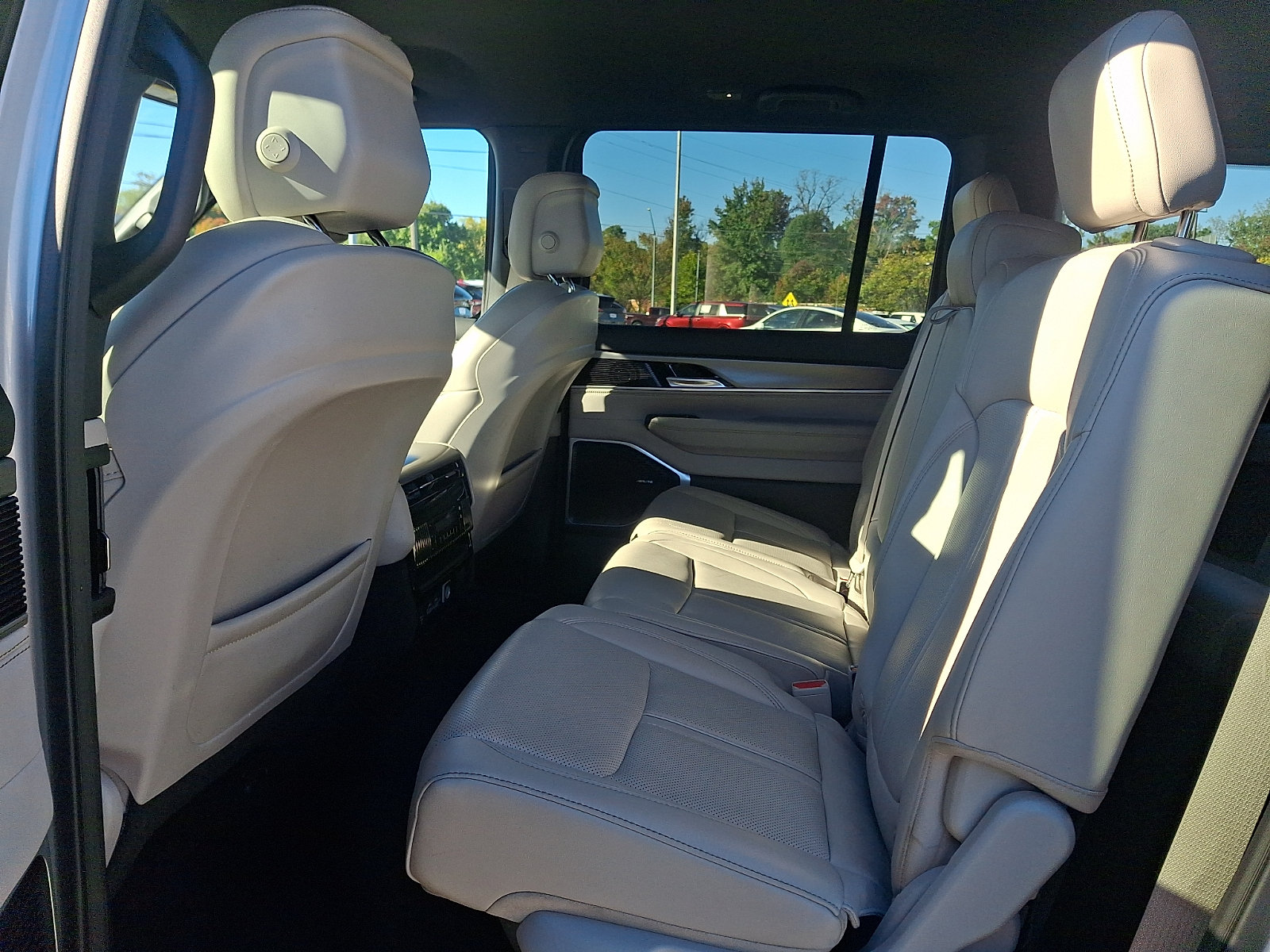 Used 2025 Jeep Wagoneer Series II w/ 8-Passenger Seating Package AWD/4WD image 10