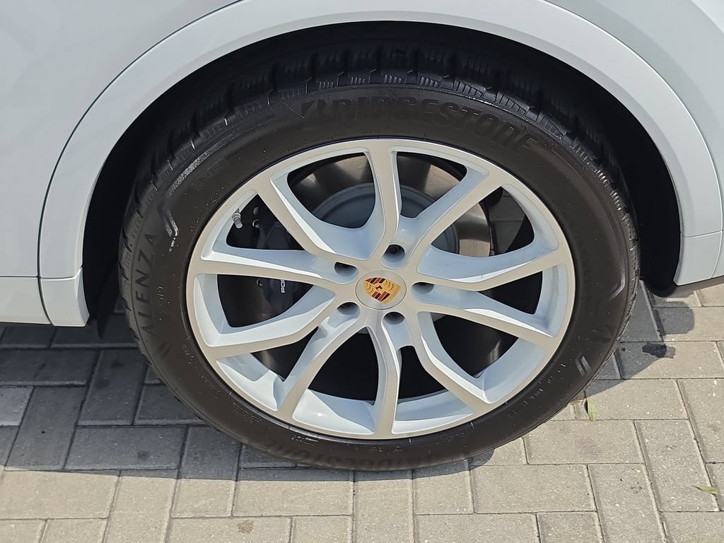 Used 2024 Porsche Cayenne AWD/4WD image 7