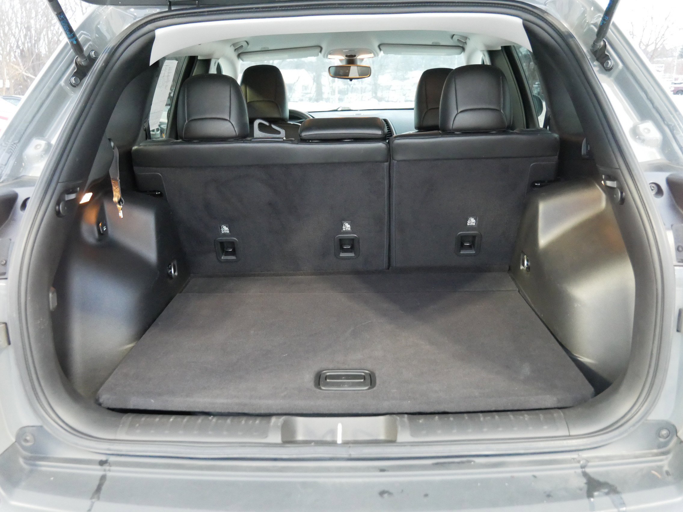 Used 2019 Jeep Cherokee Trailhawk w/ Cold Weather Group image 18