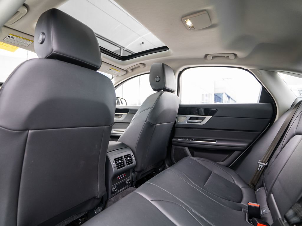 Used 2017 Jaguar XF Premium image 15