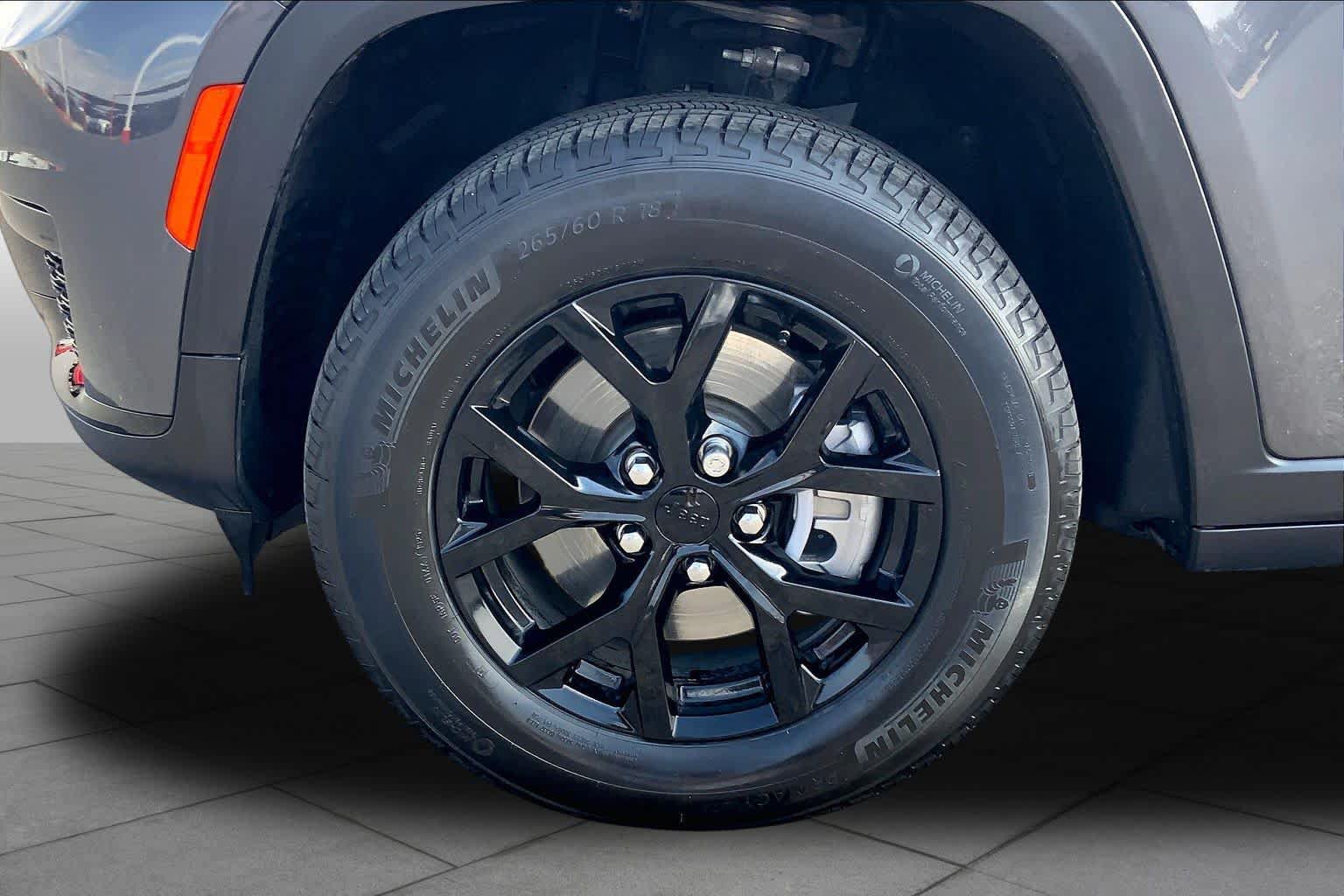 Used 2025 Jeep Grand Cherokee L Laredo AWD/4WD image 11