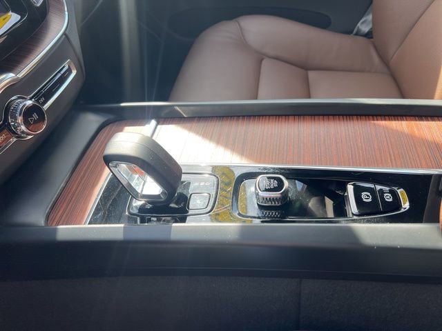 Certified 2025 Volvo XC60 B5 Plus image 36