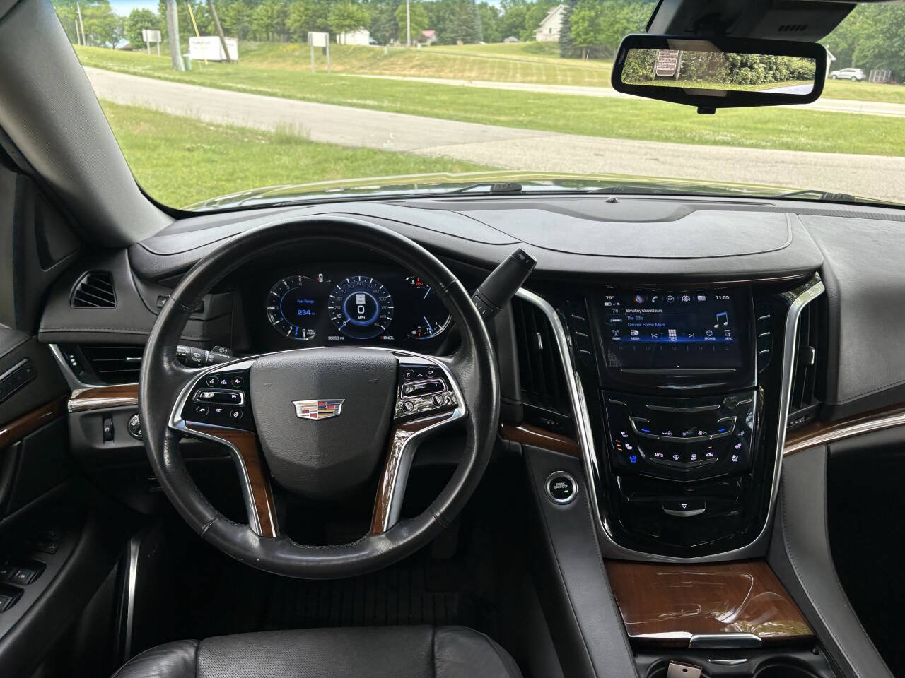Used 2020 Cadillac Escalade Premium Luxury AWD/4WD image 19