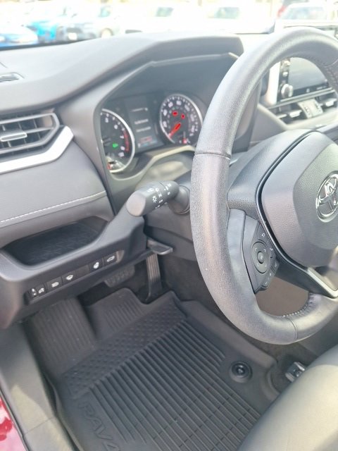 Used 2021 Toyota RAV4 XLE Premium image 10