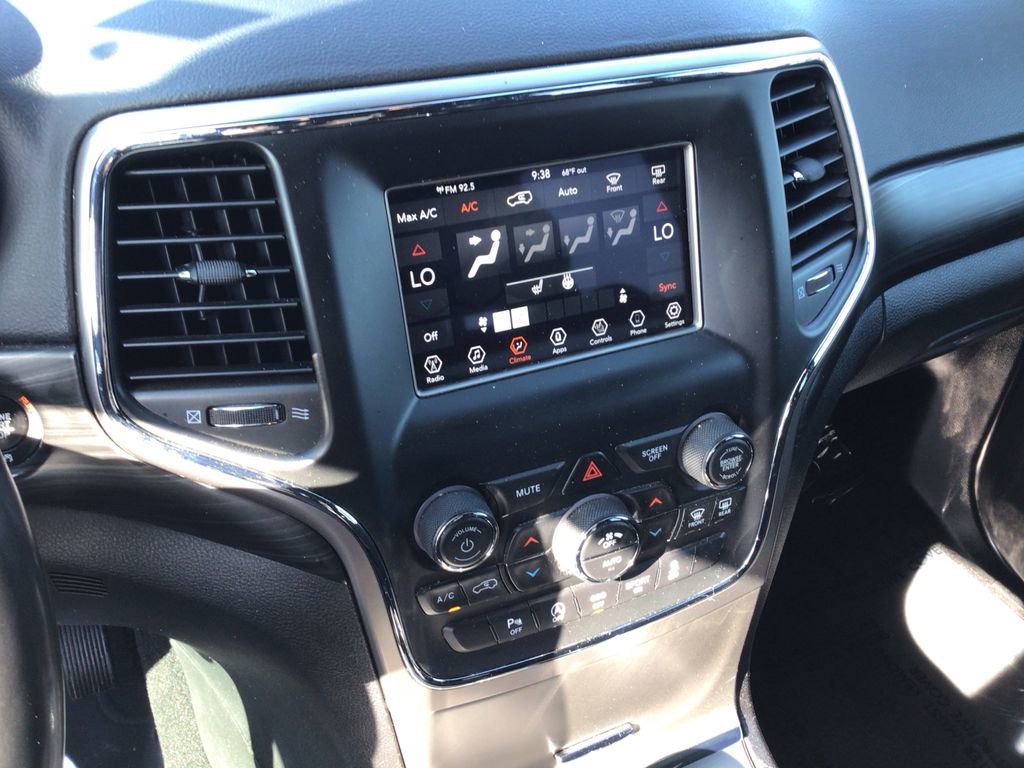 Used 2021 Jeep Grand Cherokee Laredo w/ Security & Convenience Group AWD/4WD image 14