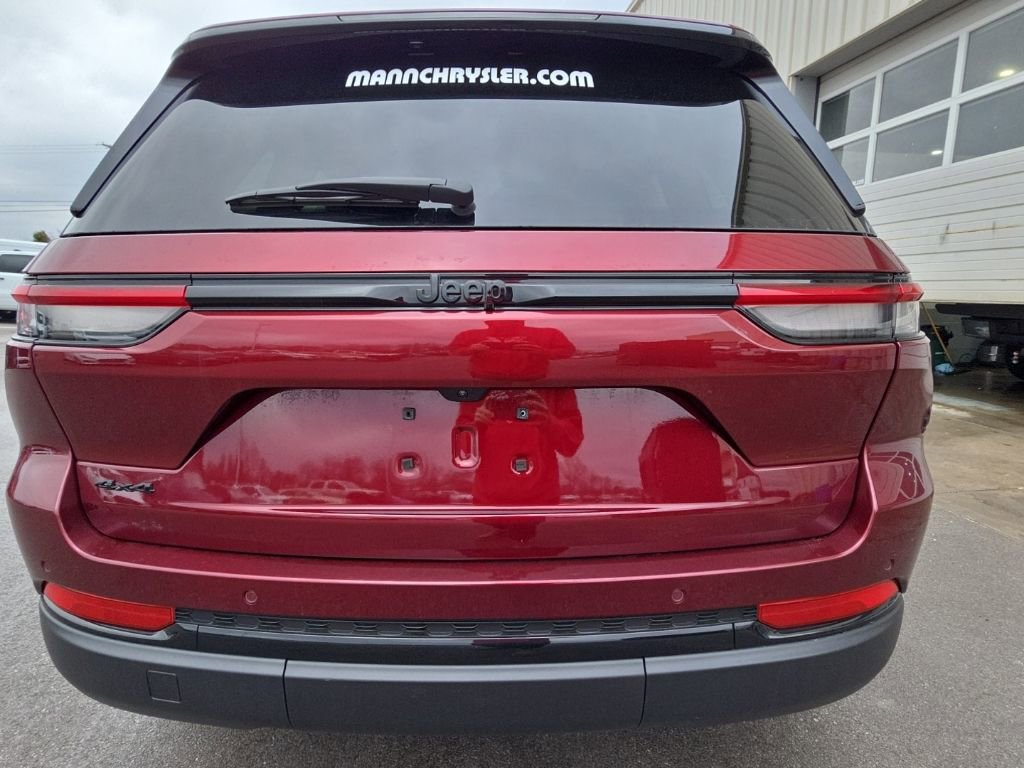 Used 2025 Jeep Grand Cherokee Altitude AWD/4WD image 6