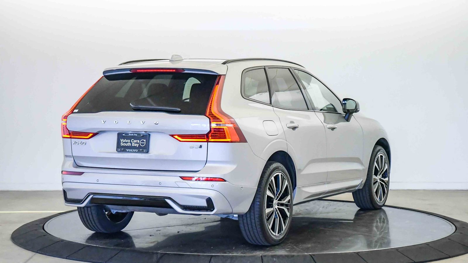Certified 2025 Volvo XC60 B5 Plus image 5