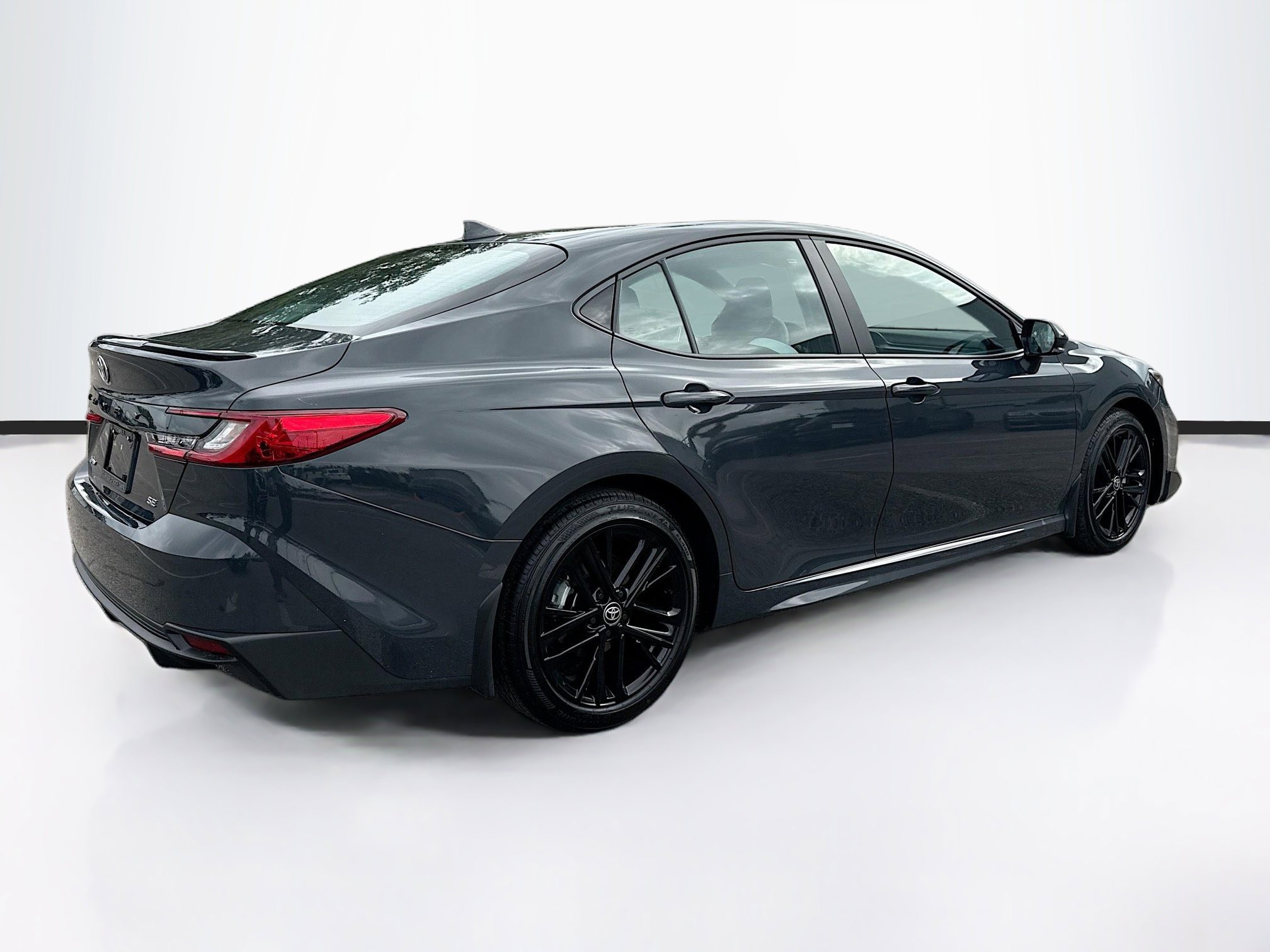 Used 2025 Toyota Camry SE image 3