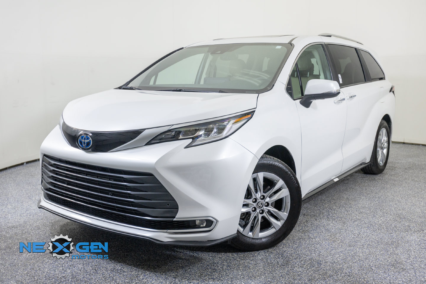 Used 2024 Toyota Sienna Limited AWD/4WD image 4