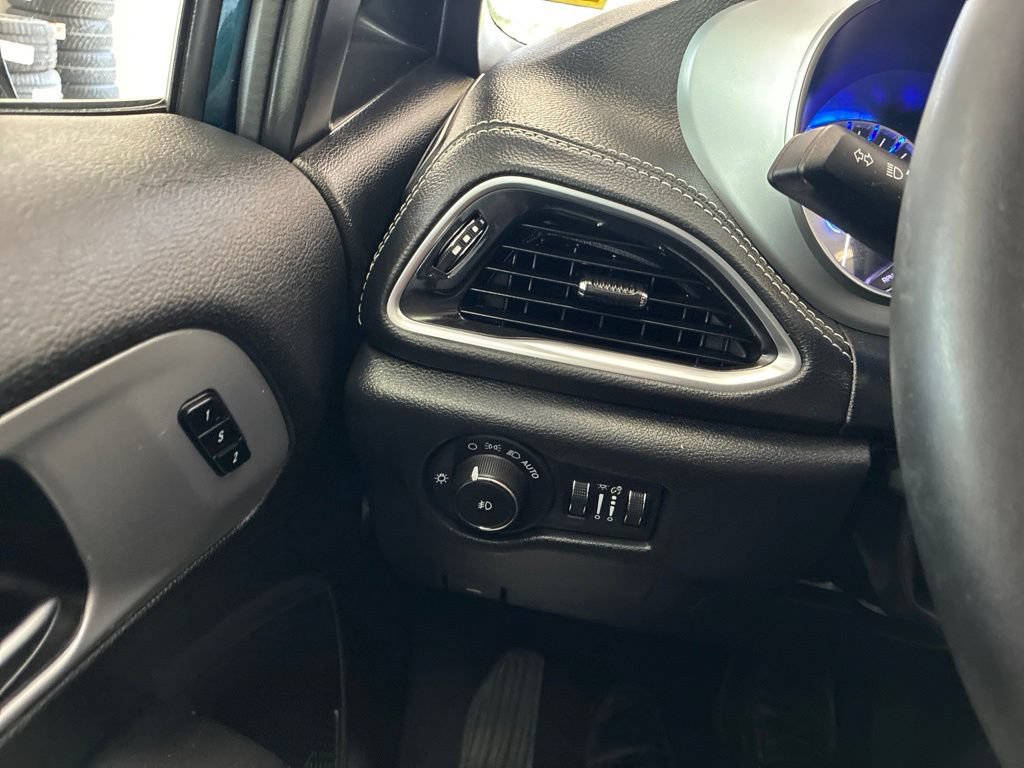 Certified 2025 Chrysler Pacifica Limited FWD image 56