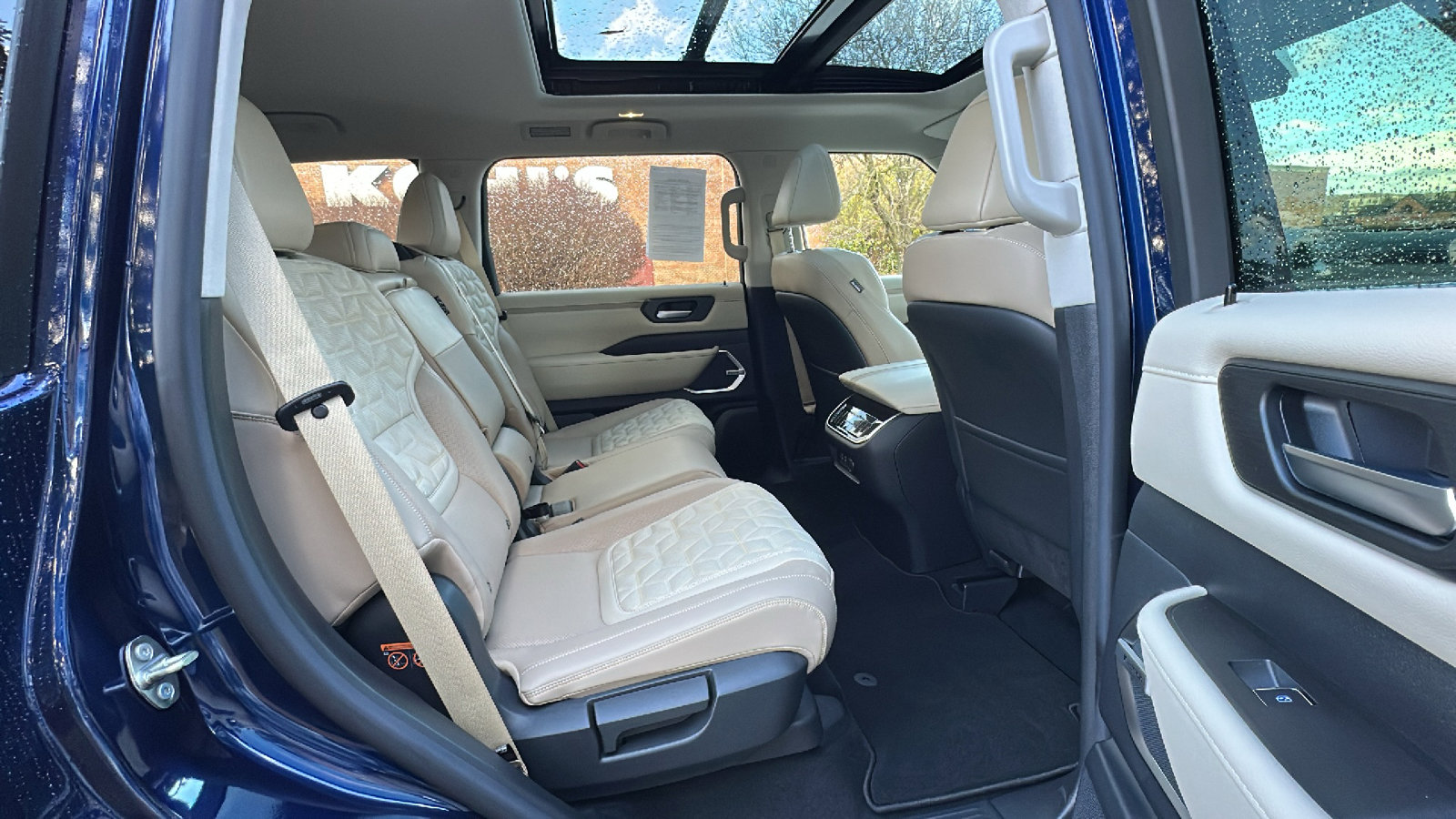 Certified 2025 Nissan Armada Platinum Reserve image 25