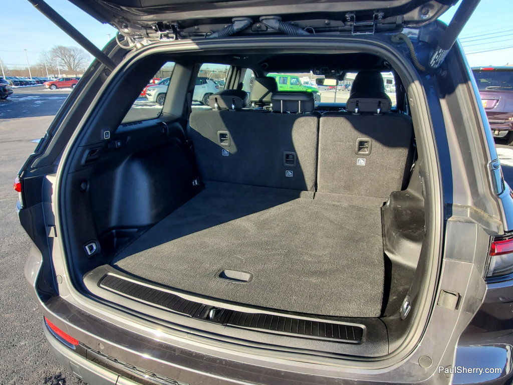 Used 2022 Jeep Grand Cherokee Altitude AWD/4WD image 13